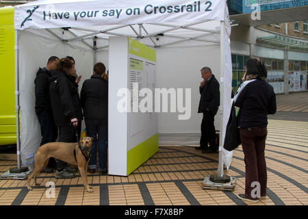 Wimbledon, London, UK. 3. Dezember 2015. Mitglieder der Öffentlichkeit sind eingeladen, im Rahmen einer Konsultation für eine vorgeschlagene Crossrail 2 Route dienen im Süd-Osten von London, Rückgang in Wimbledon vorgeschlagene Verknüpfung von Surrey, Hertfordshire über zentrale London bis 2030 mit einem neuen Crossrail 2 Bahnhof fertig gestellt werden. Bildnachweis: Amer Ghazzal/Alamy Live-Nachrichten Stockfoto