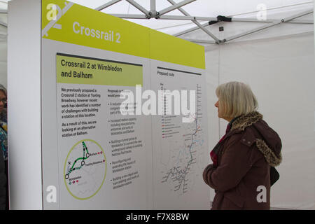 Wimbledon, London, UK. 3. Dezember 2015. Mitglieder der Öffentlichkeit sind eingeladen, im Rahmen einer Konsultation für eine vorgeschlagene Crossrail 2 Route dienen im Süd-Osten von London, Rückgang in Wimbledon vorgeschlagene Verknüpfung von Surrey, Hertfordshire über zentrale London bis 2030 mit einem neuen Crossrail 2 Bahnhof fertig gestellt werden. Bildnachweis: Amer Ghazzal/Alamy Live-Nachrichten Stockfoto