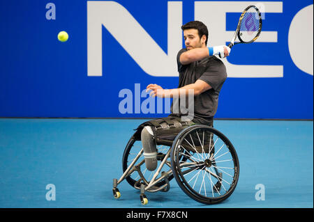 Olympiapark, London, UK. 3. Dezember 2015. Italien Erenlib von Israel im Kampf gegen Andy Lapthorne von Großbritannien in der NEC-Rollstuhl-Tennis-Masters. Bildnachweis: Brandon Griffiths/Alamy Live-Nachrichten Stockfoto