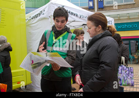 Wimbledon, London, UK. 3. Dezember 2015. Mitglieder der Öffentlichkeit sind eingeladen, im Rahmen einer Konsultation für eine vorgeschlagene Crossrail 2 Route dienen im Süd-Osten von London, Rückgang in Wimbledon vorgeschlagene Verknüpfung von Surrey, Hertfordshire über zentrale London bis 2030 mit einem neuen Crossrail 2 Bahnhof fertig gestellt werden. Bildnachweis: Amer Ghazzal/Alamy Live-Nachrichten Stockfoto