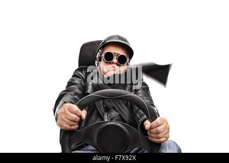 Senior Mann in schwarzer Lederjacke und Schutzbrille fahren sehr schnell sitzt auf einem Autositz isoliert auf weißem Hintergrund Stockfoto