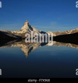Schneebedeckte Matterhorn Spiegelung in Bergsee Stockfoto