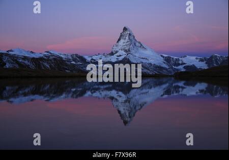 Rosa Morgenhimmel über dem Matterhorn Stockfoto