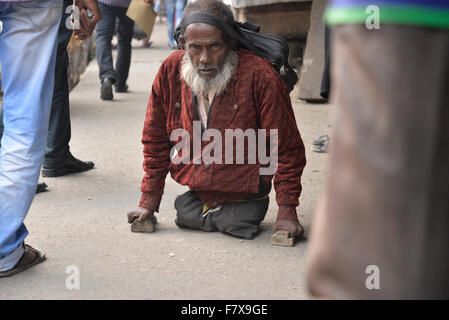 Dhaka City, Bangladesch. 3. Dezember 2015. Ein Bangladeshi deaktiviert Parson zu Fuß mit der Hand auf dem Fußweg der belebten Gegend um Palton. Bildnachweis: Mamunur Rashid/Alamy Live-Nachrichten Stockfoto