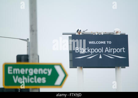 Blackpool, UK. 3. Dezember 2015. Die Küstenwache sucht nach Kontakt mit einem Kleinflugzeug vor der Küste von Lancashire verloren war. Eine Suche mit Lancashire Polizei, zusammen mit Blackpool Küstenwache und Morecambe Bay Rettungsboote soll nun abgeschlossen sind. Das Leichtflugzeug mit nur der Pilot an Bord ist aber fehlt in der irischen See gegangen, kurz bevor es bestimmt ist, landet auf dem Flughafen Blackpool. Bildnachweis: Gary Telford/Alamy Live News Stockfoto