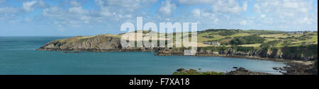 Porthwen und Trwynbychan auf der nördlichen Küste von Anglesey in der Nähe von Cemaes Bay. Stockfoto
