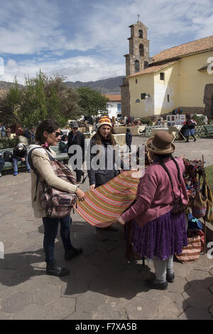 Verkauf von Kunsthandwerk in San Blas Platz, Platz in der Nachbarschaft mit dem gleichen Namen, eines der am meisten böhmischen Orte in Cuzco. Stockfoto