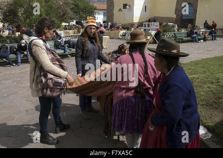 Verkauf von Kunsthandwerk in San Blas Platz, Platz in der Nachbarschaft mit dem gleichen Namen, eines der am meisten böhmischen Orte in Cuzco. Stockfoto