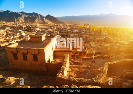 Landschaftsbild von Leh Stadt fällt, die Stadt sich im indischen Himalaya auf einer Höhe von 3500 Metern, Nord-Indien befindet Stockfoto