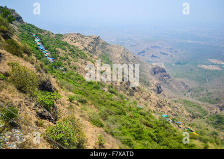 Blick von der Seilbahn - Weite des pavagadh Hügel Landschaft mit Plane Dach Geschäfte Markierung Wanderweg Tempel zu kalikamata Stockfoto