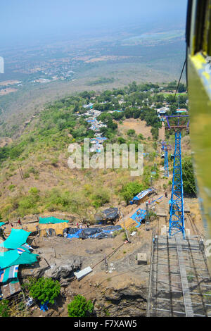 Blick von Seilbahn - weiten trockenen Landschaft Pavagadh Hügel übersät mit Plane überdachten Geschäften und Bäume Panchmahal, Gujarat, Indien Stockfoto