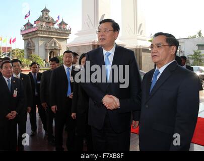 Vientiane, Laos. 1. Dezember 2015. Zhang Dejiang (L vorne), Vorsitzender des ständigen Ausschusses China Besuch des nationalen Volkskongresses, trifft sich mit Lao Premierminister Thongsing Thammavong in Vientiane, Laos, 1. Dezember 2015. Bildnachweis: Liu Weibing/Xinhua/Alamy Live-Nachrichten Stockfoto