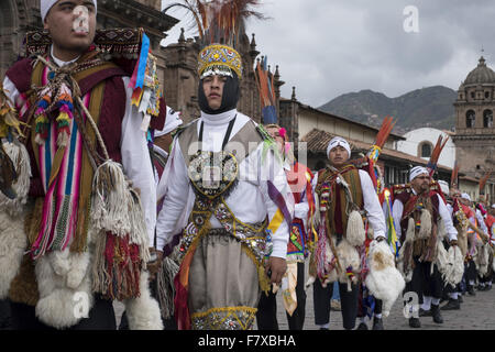 Mitglieder der Verbände, die Teilnahme am Festival der Qoyllur Riti, besuchen den offiziellen Start der Feier in Cuzco Stockfoto