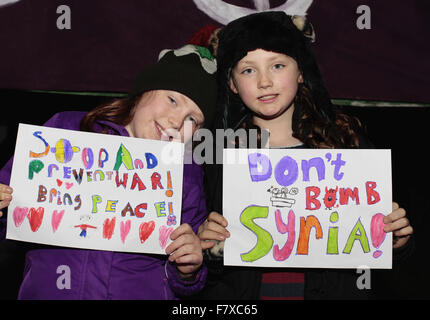 Unterhaus, London, UK. 2. Dezember 2015. Anti-Kriegs-Demonstranten gegen die Bombardierung Syriens außerhalb des House Of Commons tragen Don't Bombe Syrien Plakate. Bildnachweis: Auge allgegenwärtigen/Alamy Live-Nachrichten Stockfoto