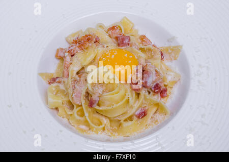 Pasta Carbonara mit Parmesan, Ei und Speck Stockfoto