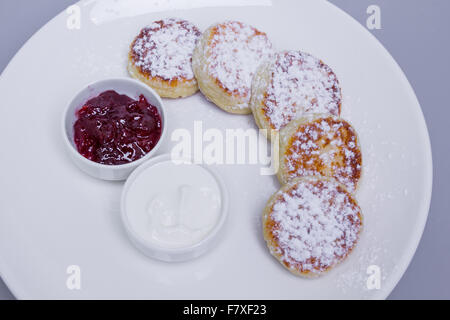 Käse-Pfannkuchen mit saurer Sahne und Marmelade Stockfoto