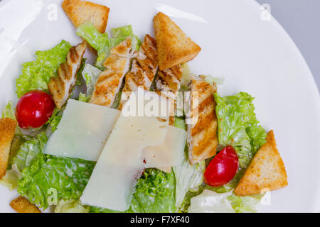 Caesar Salat mit gegrilltem Hähnchen, Cherry-Tomaten, croutons Stockfoto