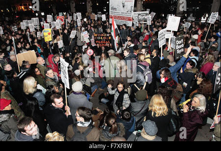 Unterhaus, London, UK. 2. Dezember 2015. Anti-Kriegs-Demonstranten gegen die Bombardierung Syriens außerhalb des House Of Commons tragen Don't Bombe Syrien Plakate. Bildnachweis: Auge allgegenwärtigen/Alamy Live-Nachrichten Stockfoto