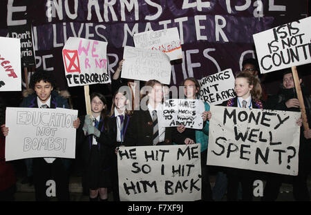 Unterhaus, London, UK. 2. Dezember 2015. Anti-Kriegs-Demonstranten gegen die Bombardierung Syriens außerhalb des House Of Commons tragen Don't Bombe Syrien Plakate. Bildnachweis: Auge allgegenwärtigen/Alamy Live-Nachrichten Stockfoto