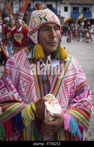 Mitglieder der Verbände, die Teilnahme am Festival der Qoyllur Riti, besuchen den offiziellen Start der Feier in Cuzco Stockfoto