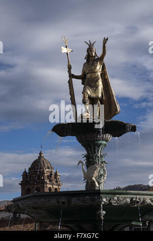 Brunnen mit einer Statue, die Vertretung der Inka Pachacutec in Plaza de Armas, das Herz der Stadt Cuzco. Stockfoto