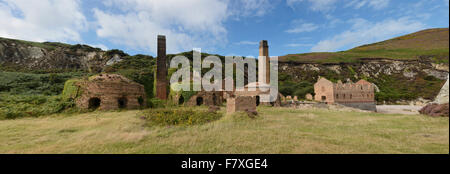 Porth Wen verlassenen Ziegelei auf Anglesey, Nordwales. Stockfoto