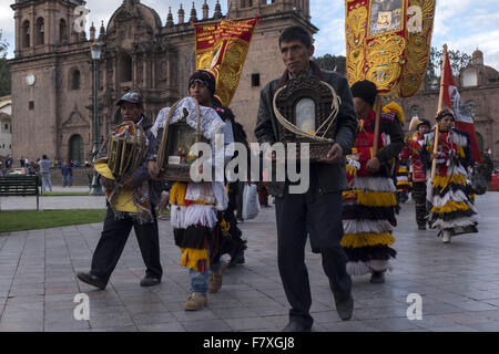 Mitglieder der Verbände, die Teilnahme am Festival der Qoyllur Riti, besuchen den offiziellen Start der Feier in Cuzco Stockfoto