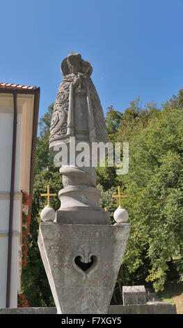 Antike religiöse Statue vor Neo gotischen Pfarrkirche Sankt Martin am Bleder See in Slowenien Stockfoto