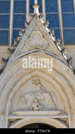 Bas-Relief über der Tür zu Neo gotischen Pfarrkirche Sankt Martin am Bleder See in Slowenien Stockfoto