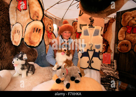 Europa, Deutschland, Sachsen, Erzgebirge, Schneeberg, Lichtelfest, Weihnachtsmarkt, Verkaeuferin Mit Plueschtieren Stockfoto