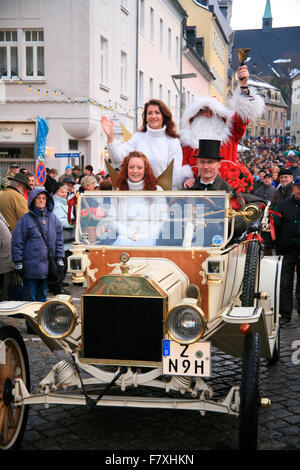 Europa, Deutschland, Sachsen, Erzgebirge, Schneeberg, Lichtelfest, Weihnachtsmarkt, Weihnachtsmann Mit Engeln Kommt Stockfoto