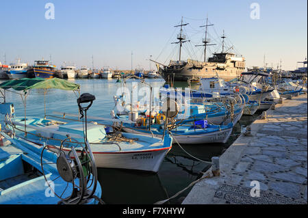 Freude Boot eine Nachbildung der berühmten Black Pearl verankert, umgeben von Angelboote/Fischerboote in der Bucht von Ayia Napa Stockfoto