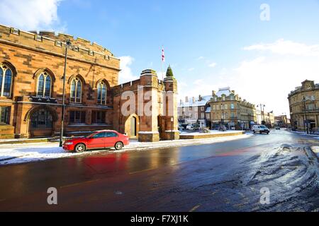 Rotes Auto geparkt neben Carlisle Zitadelle im Schnee. Carlisle, Cumbria, England, Vereinigtes Königreich. Stockfoto