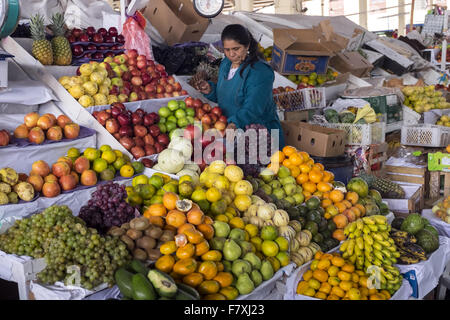 Eine Frau verkauft Obst in San Pedro-Markt. Cuzco. Stockfoto