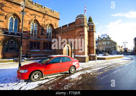 Rotes Auto geparkt neben Carlisle Zitadelle im Schnee. Carlisle, Cumbria, England, Vereinigtes Königreich. Stockfoto