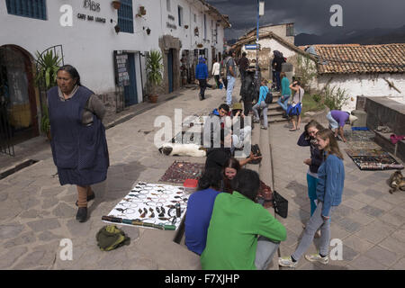 Verkauf von Kunsthandwerk in San Blas Platz, Platz in der Nachbarschaft mit dem gleichen Namen, eines der am meisten böhmischen Orte in Cuzco. Stockfoto