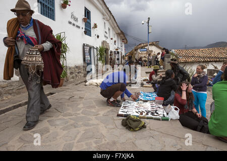 Verkauf von Kunsthandwerk in San Blas Platz, Platz in der Nachbarschaft mit dem gleichen Namen, eines der am meisten böhmischen Orte in Cuzco. Stockfoto