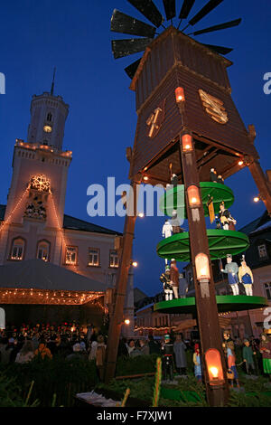 Europa, Deutschland, Sachsen, Erzgebirge, Schneeberg, Lichtelfest, Weihnachtsmarkt, Weihnachtspyramide Und Rathaus Stockfoto