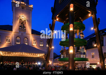 Europa, Deutschland, Sachsen, Erzgebirge, Schneeberg, Lichtelfest, Weihnachtsmarkt, Weihnachtspyramide Und Rathaus Stockfoto