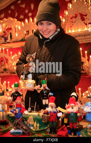 Europa, Deutschland, Sachsen, Erzgebirge, Annaberg-Buchholz, Weihnachtsmarkt, Erzgebirgische Holzschnitzereien Stockfoto