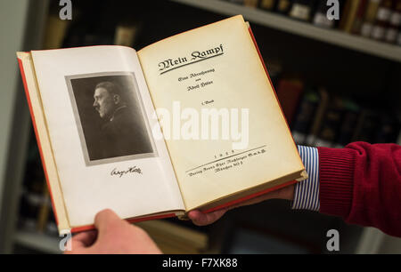 München, Deutschland. 3. Dezember 2015. Hilfebibliotheks-Manager Schlögl hält eine Erstausgabe von Adolf Hitlers "Mein Kampf" von 1925 am Institut Fuer Zeitgeschichte (lit. Institut für Zeitgeschichte) in München, 3. Dezember 2015. Foto: MATTHIAS BALK/DPA/Alamy Live-Nachrichten Stockfoto