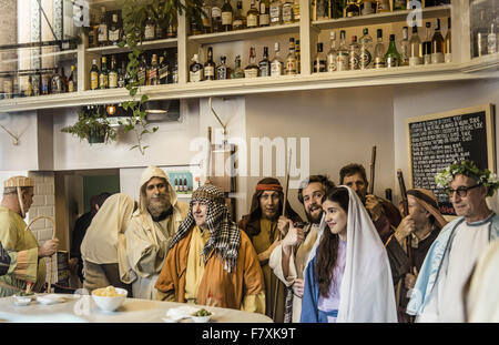 Barcelona, Katalonien, Spanien. 3. Dezember 2015. Hirte Interpreten "Pastorets", die traditionelle katalanische drei Teil Krippenspielen, haben ein paar Snacks wie Barcelona zu Beginn des Jahre Festival diesmal zu besuchen. -Die "Pastorets", eine alte katalanische Tradition erzählt die Geschichten von der Geburt Jesu, die Schlacht zwischen gut (Engel) vs. böse und ein humorvolles Stück über Hirten. © Matthias Oesterle/ZUMA Draht/Alamy Live-Nachrichten Stockfoto