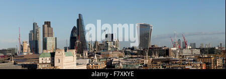 Hohen Niveau Panorama der City of London einschließlich Gherkin, Walkie Talkie, Käse-reibe-Heron-Tower und Canary Wharf in Stockfoto
