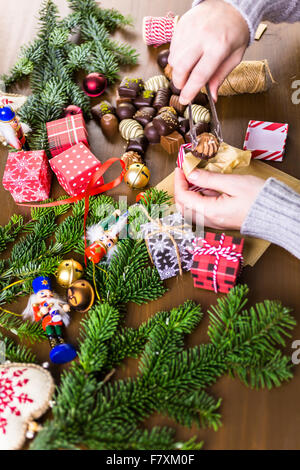 Verpacken von Pralinen in kleinen Kisten zu Weihnachten präsentiert. Stockfoto