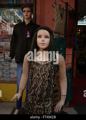 Mannequin Modelle anzeigen vor einem Schaufenster Jaipur Stockfoto