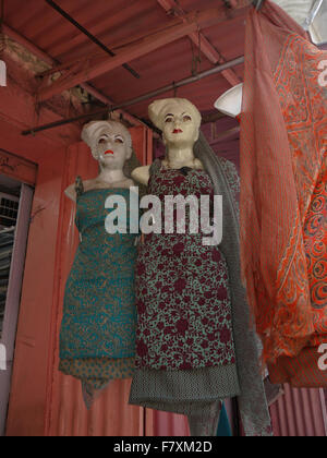Mannequin-Modelle mit bemalten Make-up tragen schöne Sari Stoff Kleider hängen vor einem Geschäft. Jaipur Stockfoto