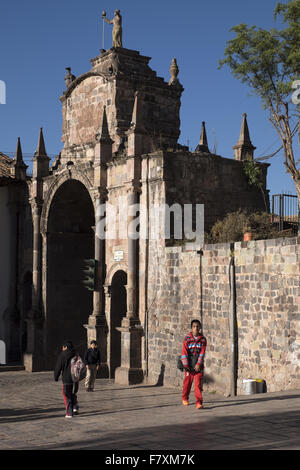 Der Bogen von Santa Clara ist eines der Wahrzeichen von Cuzco. Stockfoto