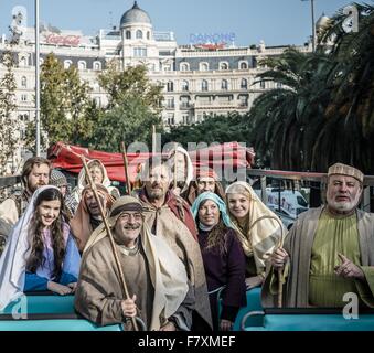 Barcelona, Katalonien, Spanien. 3. Dezember 2015. Hirte Interpreten "Pastorets", die traditionelle katalanische drei Teil Krippenspielen, besuchen Sie Barcelona auf der Oberseite einen Touristenbus zu Beginn des Jahre Festival diesmal. -Die "Pastorets", eine alte katalanische Tradition erzählt die Geschichten von der Geburt Jesu, die Schlacht zwischen gut (Engel) vs. böse und ein humorvolles Stück über Hirten. © Matthias Oesterle/ZUMA Draht/Alamy Live-Nachrichten Stockfoto