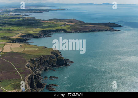 Luftaufnahmen der South Stack Leuchtturm auf Anglesey, Wales Stockfoto