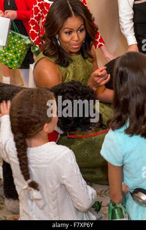 Washington DC, USA. 2. Dezember 2015. U.S. First Lady Michelle Obama spricht mit Kindern der Soldaten und deren Angehörige bei der Enthüllung des weißen Hauses Urlaub Dekorationen im Weißen Haus 2. Dezember 2015 in Washington, D.C. Stockfoto